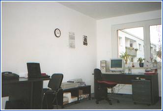 Das ist der Arbeitsraum;
ganz links: meine Schreibtisch-Ecke.