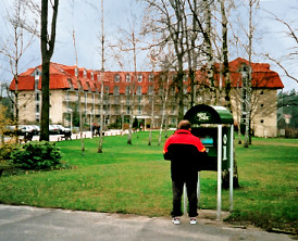 INFOTHEK-Säule: vor
der Brandenburg-Klinik
in der sogenannten
Waldsiedlung Wandlitz